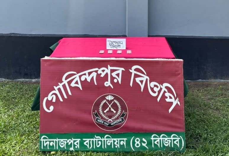 দিনাজপুর ব্যাটালিয়ন ৪২ বিজিবি অভিযানে সীমান্তে ভারতীয় ট্যাপেন্টাডল ও ফেন্সিডিল উদ্ধার