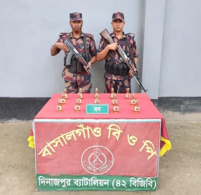 বিজিবির বিশেষ অভিযানে ঠাকুরগাঁও হরিপুর সীমান্তে ভারতীয় মদ উদ্ধার।