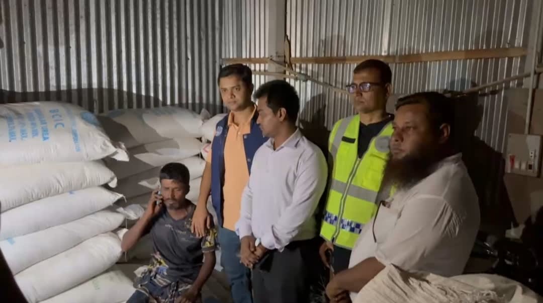 পুলিশ ও প্রশাসনের অভিযান: গোয়ালঘর–ধানের গোলায় মিলল ২ হাজার ১৫০ কেজি অবৈধ সার