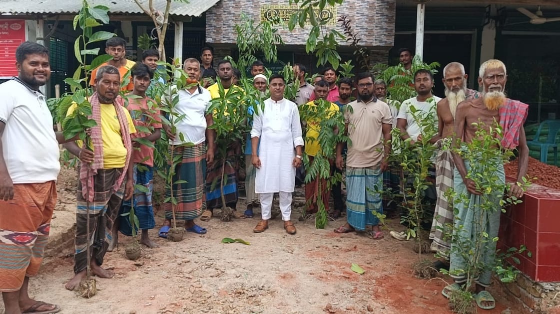 শেরপুরে ৫০০ কৃষকের মাঝে বিনামূল্যে গাছের চারা বিতরণ