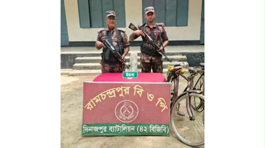 বিরল সীমান্তে ইয়াবা ও হরিপুর সীমান্তে ভারতীয় মদ উদ্ধার