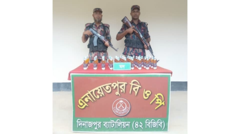 ৪২ বিজিবির অভিযানে ঠাকুরগাঁও হরিপুর ও পীরগঞ্জ সীমান্তে ভারতীয় মদ এবং ট্যাপেন্টাডল ট্যাবলেট উদ্ধার।