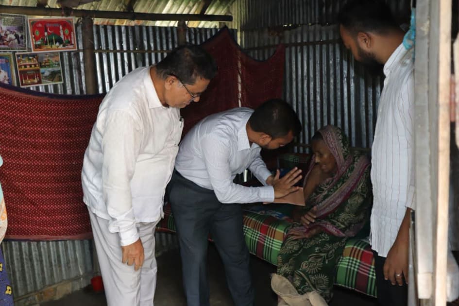 ৯৯ বছরের সাজিরন বেওয়ার পাশে উপজেলা প্রশাসন