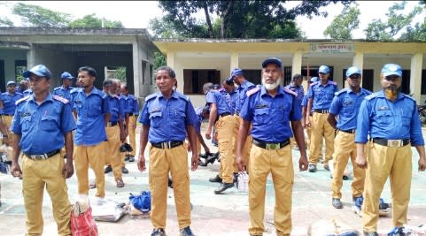 ঠাকুরগাঁও হরিপুরে গ্রাম পুলিশদের মাঝে বিভিন্ন সামগ্রী বিতরণ।