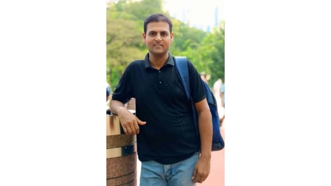 দেশে ফেরার টিকিট কাটা হয়েছিল, ফিরছেন নিথর হয়ে