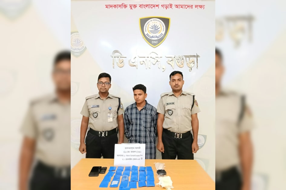 আন্ডারওয়্যারে লুকিয়ে ৪,৯৪০ ইয়াবা, কাপড় ব্যবসায়ী গ্রেপ্তার