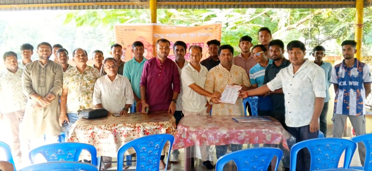ভবানীপুর ইউনিয়ন পূজা উদযাপন পরিষদের সভাপতি উত্তম সিং, সা. সম্পাদক শিবু ঠাকুর ‎