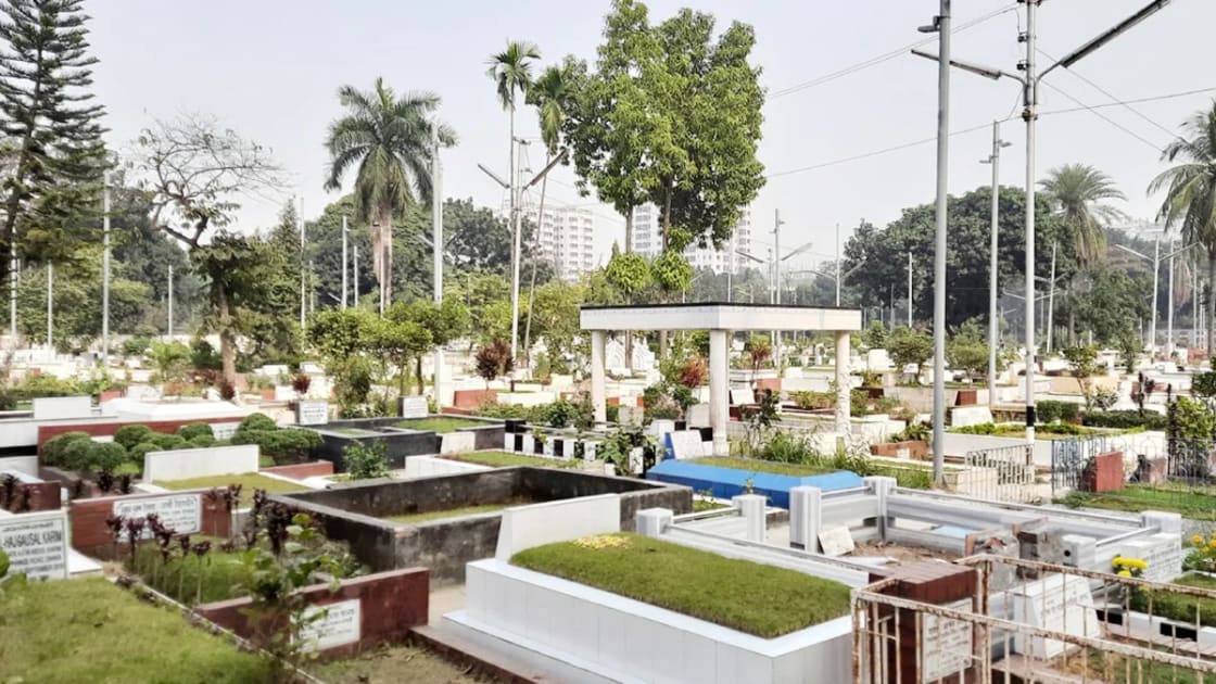 মৃত্যুর পরও ঢাকায় জায়গার সংকট, কবর সংরক্ষণে লাখ থেকে কোটি