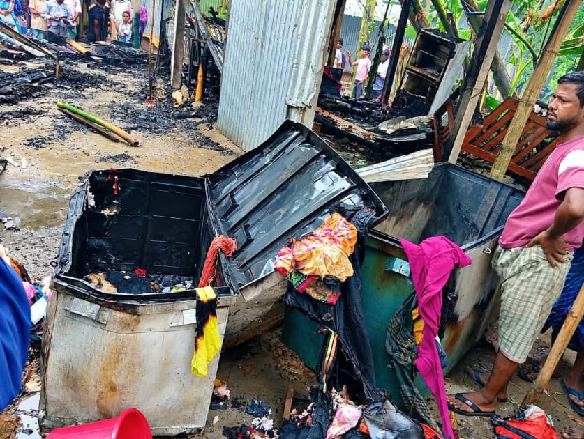 ঠাকুরগাঁও ভূল্লীতে বৈদ্যুতিক শর্ট সার্কিটে অগ্নিকাণ্ড ক্ষতিগ্রস্হ ৩ টি ঘর।
