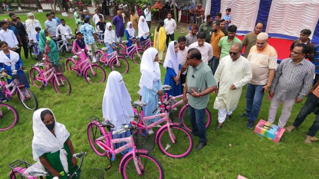 বগুড়ায় শতাধিক শিক্ষার্থীকে বিনামূল্যে বাইসাইকেল, নারীদের সেলাই মেশিন ও প্রতিবন্ধীদের হুইলচেয়ার বিতরণ