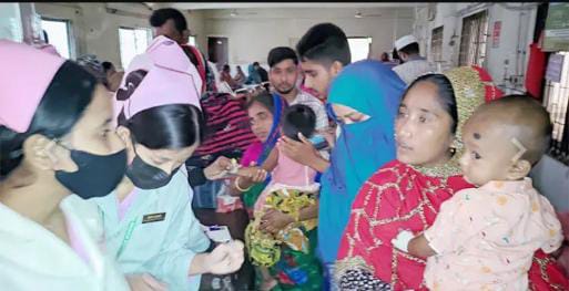 ঠাকুরগাঁওয়ে শিশু ওয়ার্ডে ধারণক্ষমতার পাঁচ গুণ রোগী, এক শয্যায় ২-৩ শিশু।