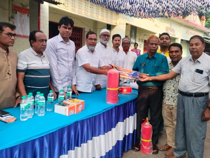 দুপচাঁচিয়ায় ৪৫টি মণ্ডপে এমপির নিজস্ব তহবিল থেকে অগ্নিনির্বাপক ও বস্ত্র সামগ্রী বিতরণ