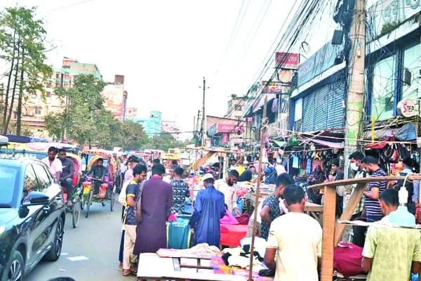 ১০০ ফিট সড়ক দখলমুক্ত করবে কে?