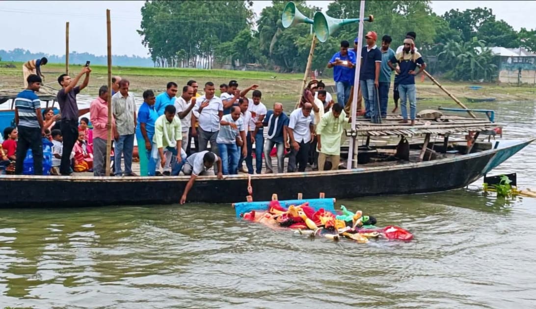 ভাঙ্গুড়ায় প্রতিমা  বিসর্জনের মধ্য দিয়ে শেষ হলো শারদীয় দুর্গোৎসব