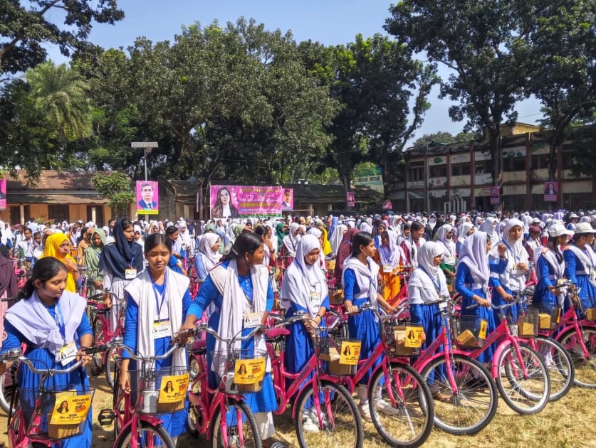 জাইমা রহমানের জন্মদিনে ৫৪৮ ছাত্রীকে সাইকেল দিলেন প্রতিমন্ত্রী শাহে আলম