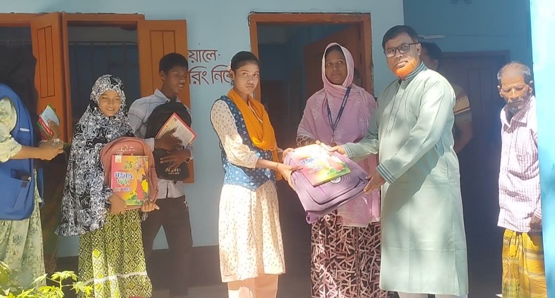 কুড়িগ্রামের প্রতিবন্ধী শিক্ষার্থীদের মাঝে শিক্ষা উপকরণ বিতরণ