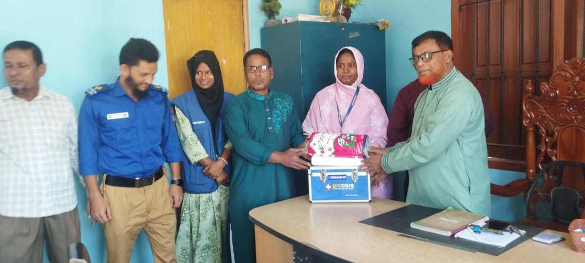 কুড়িগ্রামে সাধারণ মানুষ ও স্কুল শিক্ষার্থীদের জরুরি  চিকিৎসাসেবা নিশ্চিতের লক্ষ্যে ফাস্ট এইড বক্স ও চিকিৎসা সামগ্রী বিতরণ