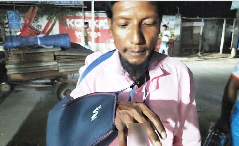 ভাঙ্গুড়ায় কৃষক জমিতে মেয়াদোত্তীর্ণ কীটনাশক ব্যবহার করে আঙ্গুল হারাতে বসেছেন