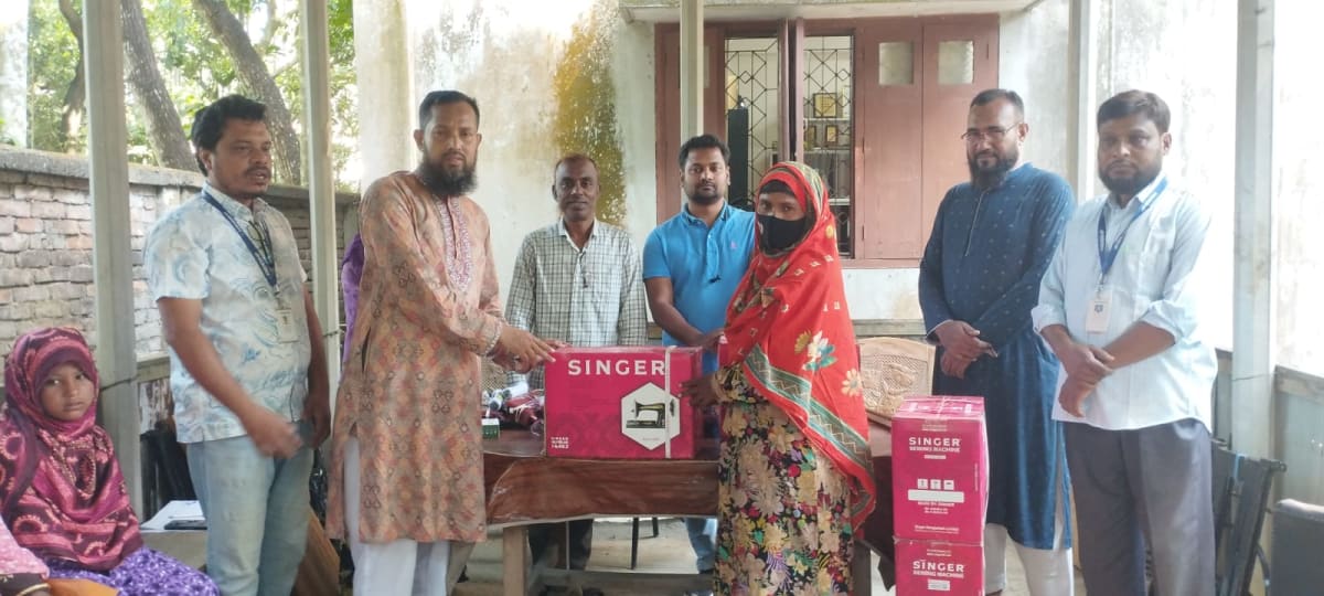 কুড়িগ্রামের চরের ছয় প্রতিবন্ধী নারীর হাতে স্বাবলম্বীনতার চাবিকাঠি: সেলাই মেশিন ও উপকরণ বিতরণ