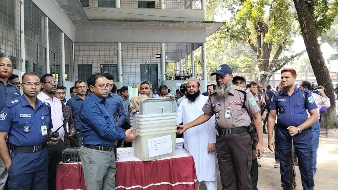 ঠাকূরগাঁও-১ আসনে উপ- নির্বাচন, প্রতিটি ভোট কেন্দ্রে পৌঁছাচ্ছে নির্বাচনি সরঞ্জাম।