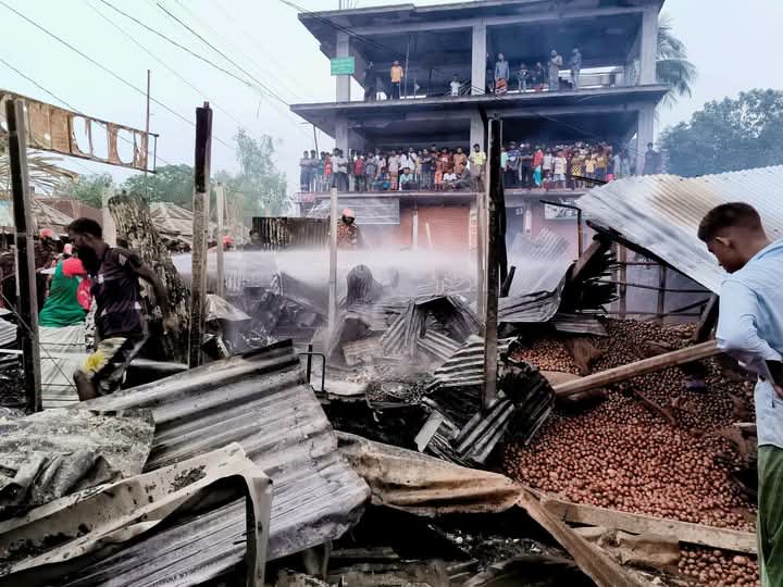 নিমগাছি বাজারে ভয়াবহ আগুন : পুড়ল ৭ দোকান