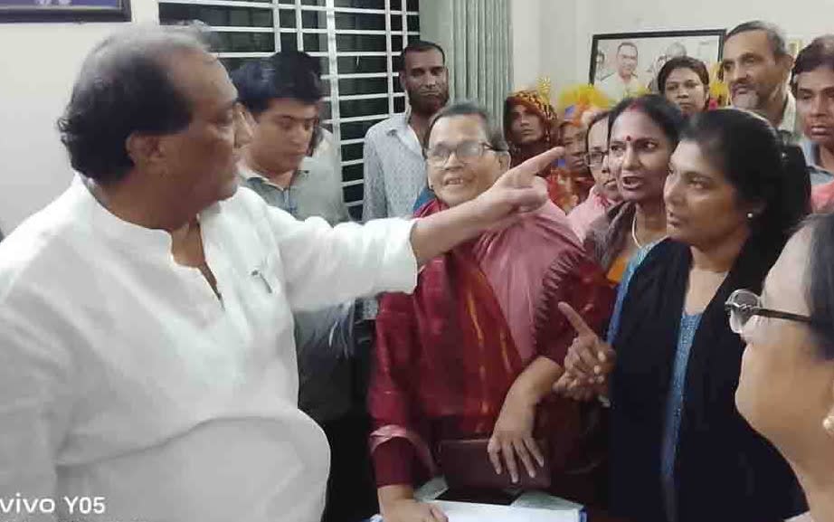 রাজবাড়ীর কাপড় বাজারে নারীকে নির্যাতনের ঘটনায় প্রতিমন্ত্রীর কাছে মহিলা পরিষদের স্মারকলিপি,প্রদান।