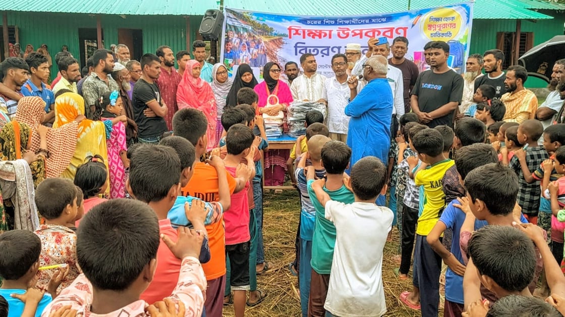 কুড়িগ্রাম সীমান্ত ঘেঁষা চরে খুদে শিক্ষার্থীদের পাশে ঢাবি পরিসংখ্যান-৮৮