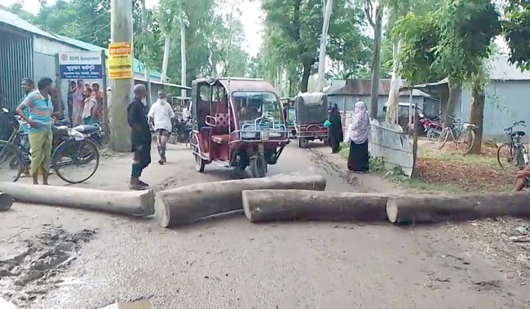 কুড়িগ্রামে সারের দাবীতে সড়ক অবরোধ, কৃষি কর্মকর্তা অবরুদ্ধ
