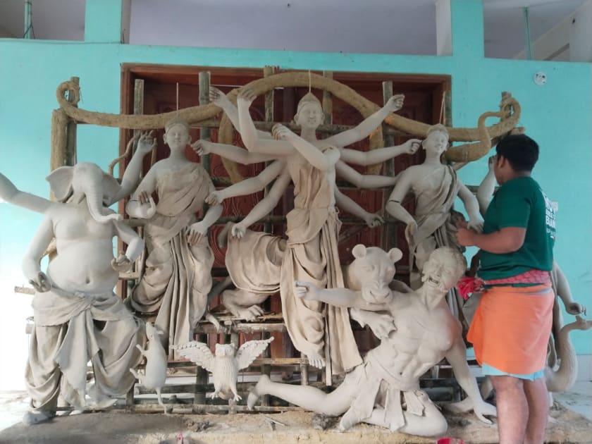 শিবগঞ্জে দুর্গাপূজা ঘিরে প্রতিমা তৈরিতে ব্যস্ত কারিগররা