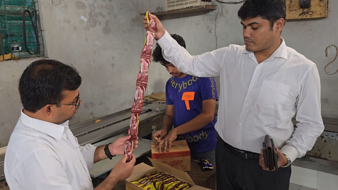 বগুড়ায় বিস্কুট কারখানায় নিরাপদ খাদ্য আইনে দেড় লাখ টাকা জরিমানা