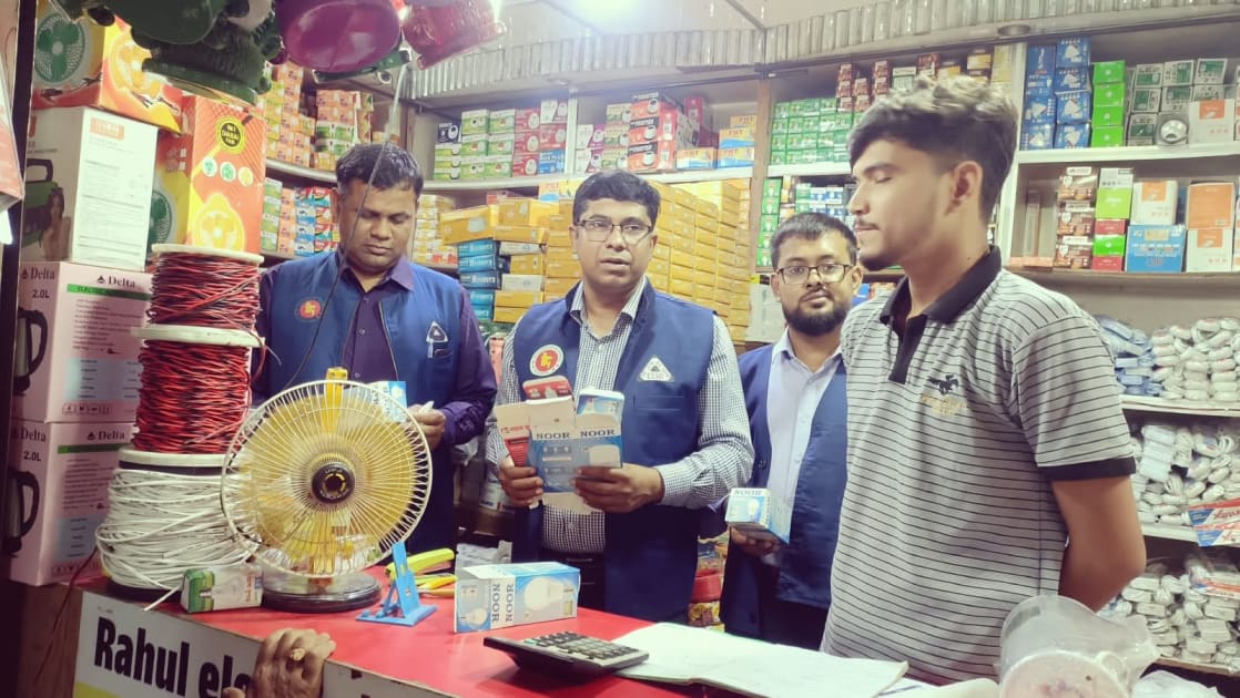বগুড়ায় ইলেকট্রিক মার্কেটে বিএসটিআই’র অভিযান, ৮ প্রতিষ্ঠানকে ৭ দিনের সময়