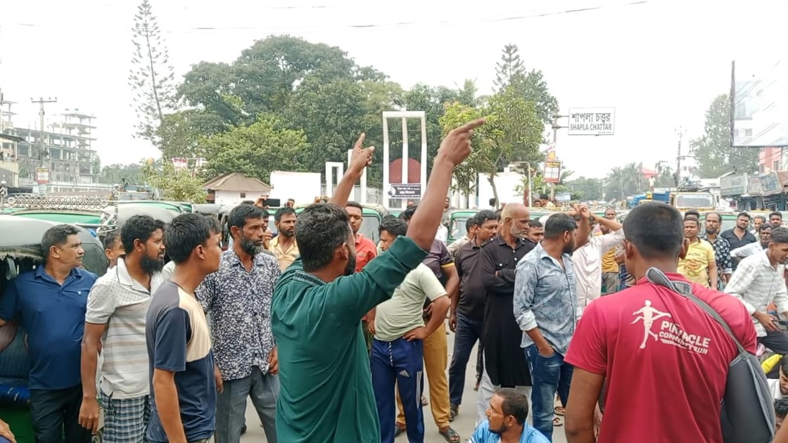 কুড়িগ্রামে সিএনজি চলাচলের অনুমতির দাবিতে চালকদের সড়ক অবরোধ