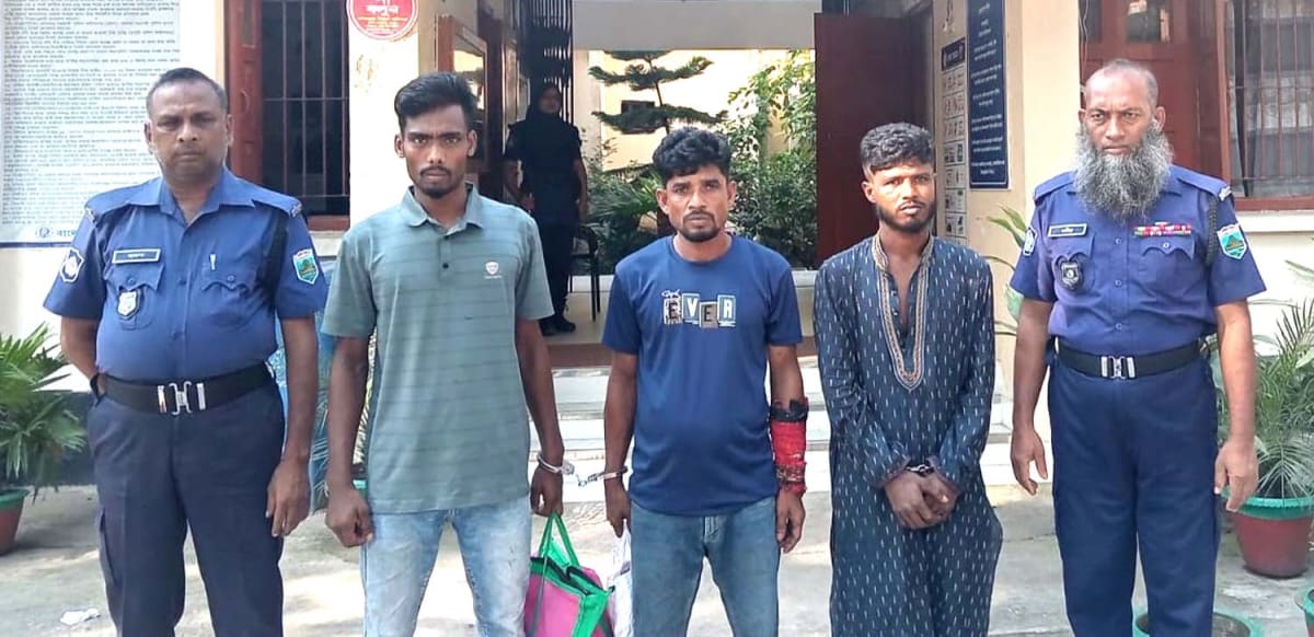 দুপচাঁচিয়ায় ডাকাতির প্রস্তুতির সময় দেশীয় অস্ত্রসহ আটক ৩