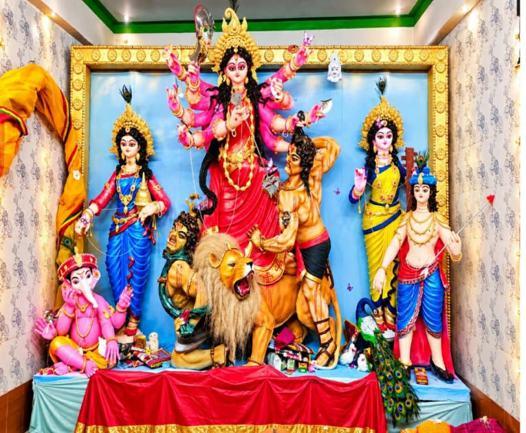 উল্লাপাড়ায় পাড়া-মহল্লায়ও জমে উঠেছে দুর্গাপূজার মহাসপ্তমী